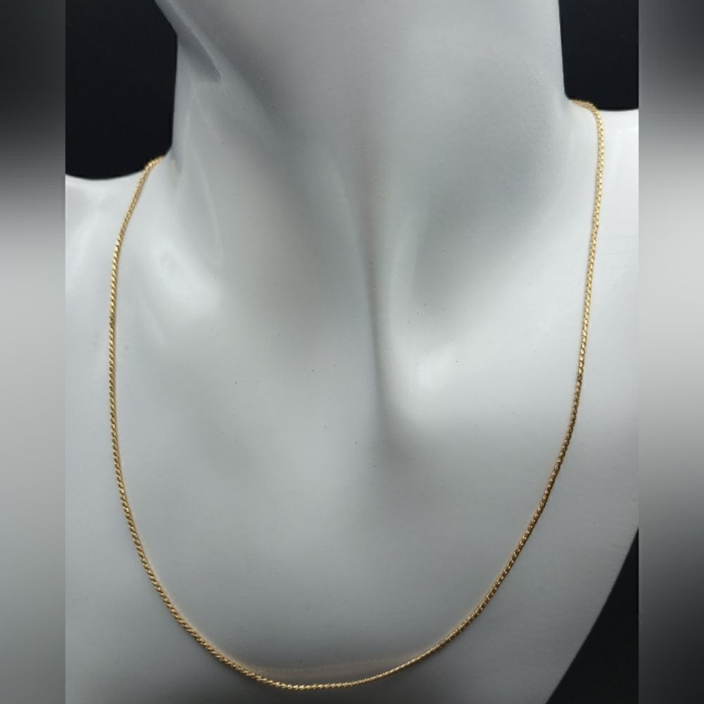 Lucky woman elegant gold tone Hallmark chain necklace N321